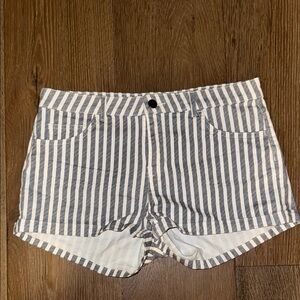 H&M Low-Waisted Gray and White Striped Shorts